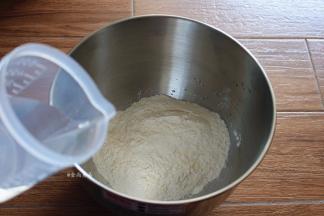 按比例：300克面粉和180克清水和面，倒进厨师机桶内