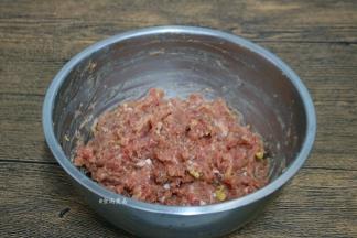 瘦肉洗净剁碎，生姜洗净剁碎、放进肉馅里，调入盐、蚝油、鸡粉、香油搅拌均匀