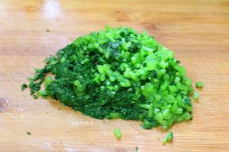 捞起，用凉水冲泡片刻，挤干水分，切碎