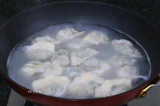锅中烧开适量清水，水沸腾时放入饺子，煮至饺子浮起来，加些许凉水，再次煮沸后捞起即可