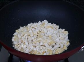 烧热锅，倒入橄榄油，将豆腐粒煸至焦黄色