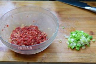 牛肉洗净剁碎，倒入酱油拌匀腌制片刻、小葱洗净切碎