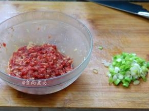 牛肉洗净剁碎，倒入酱油拌匀腌制片刻、小葱洗净切碎