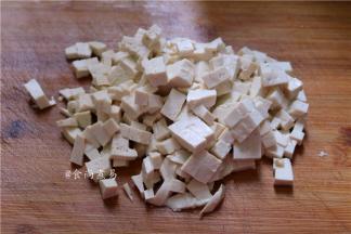 老豆腐切粒【老豆腐也叫北豆腐】