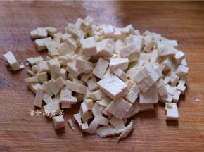 老豆腐切粒【老豆腐也叫北豆腐】