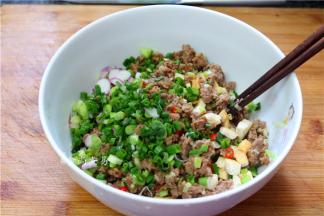 盛出倒入豆腐中，加上葱叶、调入盐、蚝油、鸡粉、辣椒碎、搅拌均匀，放一旁待用