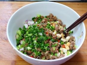 盛出倒入豆腐中，加上葱叶、调入盐、蚝油、鸡粉、辣椒碎、搅拌均匀，放一旁待用
