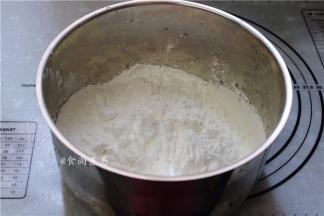 取100克虾饺粉倒入盆中，加上200克开水烫熟、再倒入150克虾饺粉混合