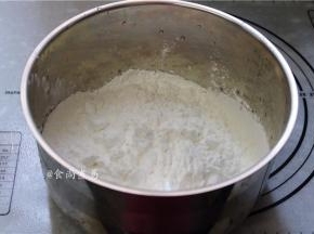 取100克虾饺粉倒入盆中，加上200克开水烫熟、再倒入150克虾饺粉混合