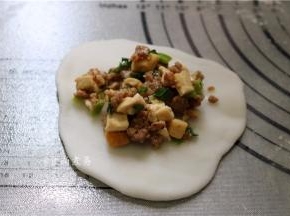 小面团用擀面杖擀薄，中间放入馅料