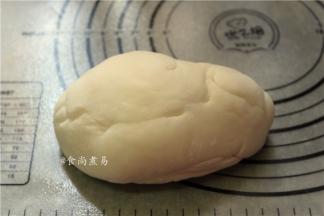 揉搓成光滑有弹性的面团，遮上保鲜膜，焖5分钟左右