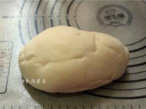 揉搓成光滑有弹性的面团，遮上保鲜膜，焖5分钟左右