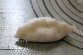 像包饺子一样的手法捏好