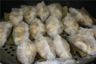 蒸锅中倒入清水烧开，放上蒸架，将包好的水晶饺放在粽叶或玉米皮上面，大火蒸8—10分钟即可