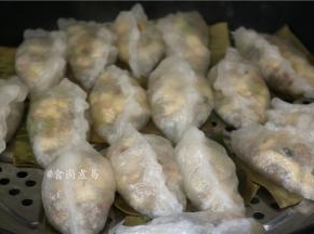 蒸锅中倒入清水烧开，放上蒸架，将包好的水晶饺放在粽叶或玉米皮上面，大火蒸8—10分钟即可