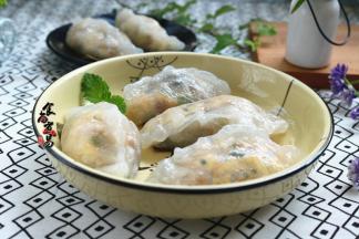 做好的水晶饺要趁热吃才美味，冷了风味稍差，隔餐后要回锅蒸5-6分钟，口感依然回软鲜美！