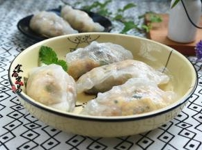 做好的水晶饺要趁热吃才美味，冷了风味稍差，隔餐后要回锅蒸5-6分钟，口感依然回软鲜美！