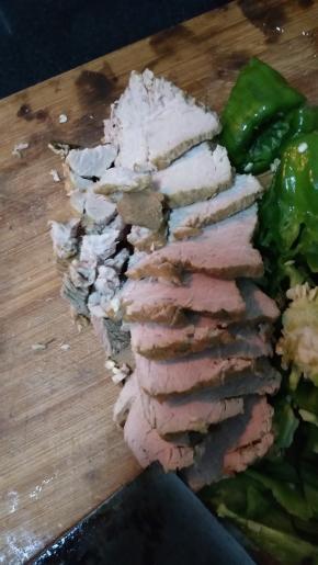 煮好的猪肉切成大片