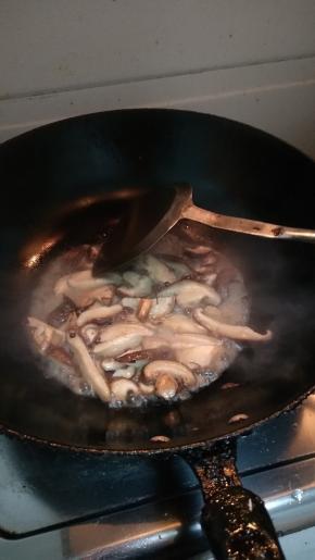 热锅入油先放入香菇炒熟