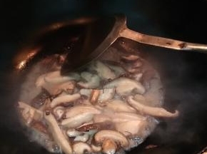 热锅入油先放入香菇炒熟
