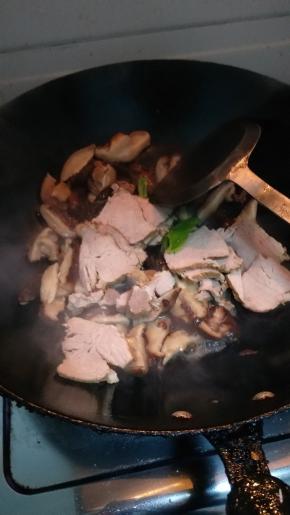 再倒入肉翻炒