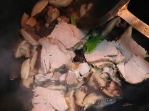 再倒入肉翻炒