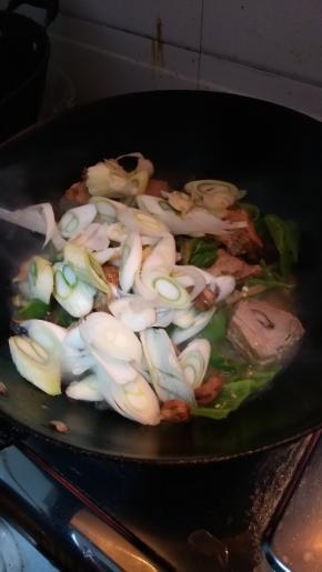 加入大葱加入盐加入生抽翻炒入味即可