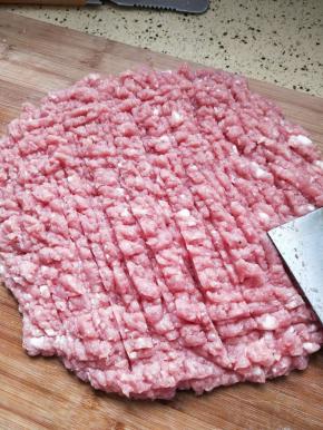 切成碎，这里不要切的太碎，口感不好