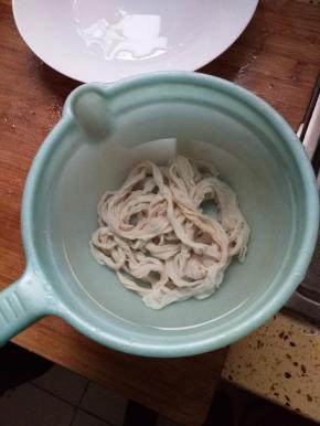 猪小肠泡30分钟，多清洗几遍