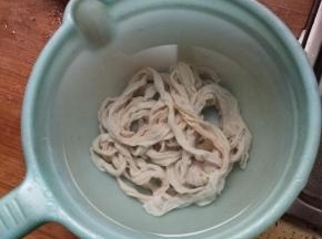 猪小肠泡30分钟，多清洗几遍