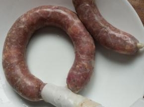 慢慢灌入肉馅