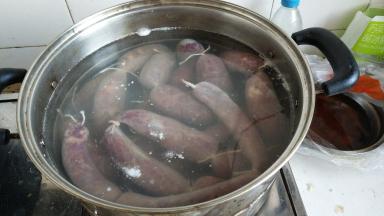 冷水入锅煮，可以用牙签在肠上扎几个眼，煮的时候才不会炸裂