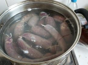 冷水入锅煮，可以用牙签在肠上扎几个眼，煮的时候才不会炸裂