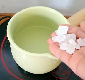 水和冰糖倒入锅中