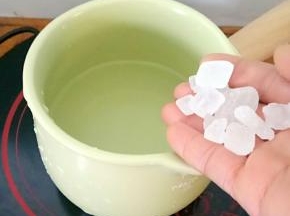 水和冰糖倒入锅中
