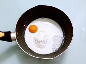 先制作汤种：把汤种所有的材料放入锅中，搅拌均匀