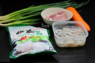 准备食材：水晶饺子粉、虾仁、猪瘦肉、胡萝卜、香葱；