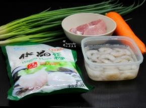 准备食材：水晶饺子粉、虾仁、猪瘦肉、胡萝卜、香葱；