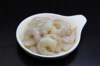 虾肉洗净，剁碎，留三分之一切大块；