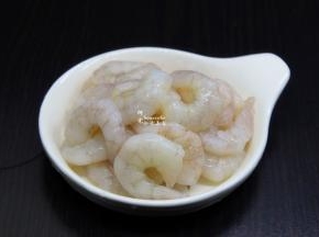 虾肉洗净，剁碎，留三分之一切大块；