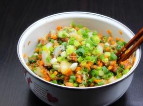 猪肉洗净剁碎，胡萝卜洗净剁碎，加入虾肉、香葱、油、盐、生抽、料酒、生姜、生粉等拌均腌制，可以放入冰箱，这样汁就多；