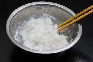 饺子粉，加入沸水，拌均至拌透明状；