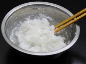 饺子粉，加入沸水，拌均至拌透明状；