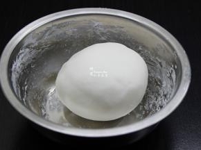 乘热揉搓成光滑面团；