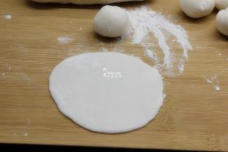 小面团擀薄，做成饺子皮；