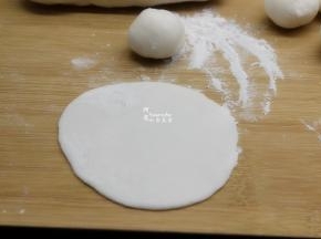 小面团擀薄，做成饺子皮；