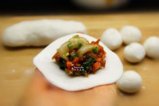 把馅肉放入饺子皮上，包自己喜欢的形状；