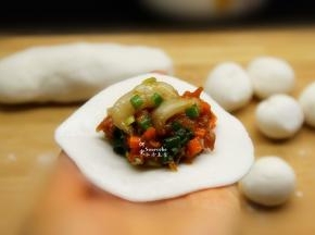 把馅肉放入饺子皮上，包自己喜欢的形状；