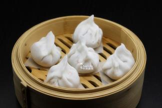 把包好的饺子放入蒸笼上；PS：防止粘，垫上厨房蒸纸