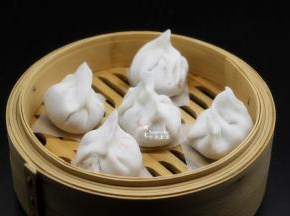 把包好的饺子放入蒸笼上；PS：防止粘，垫上厨房蒸纸